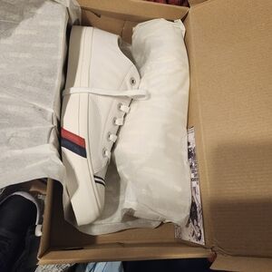 Stylish Men's White Sneakers with Navy and Red Stripes